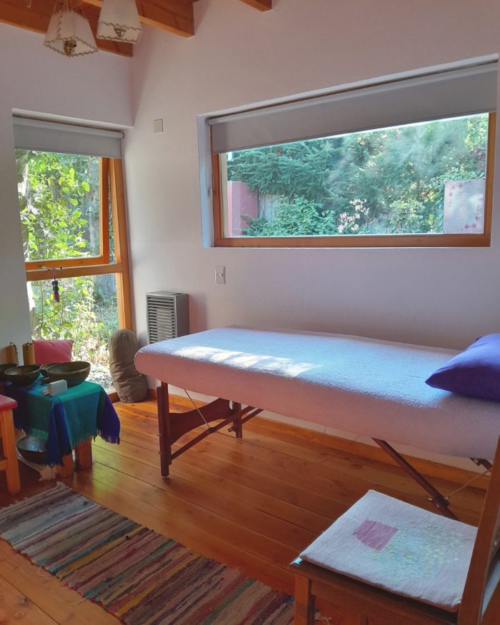 Sala de sesiones con camilla y vista al jardín