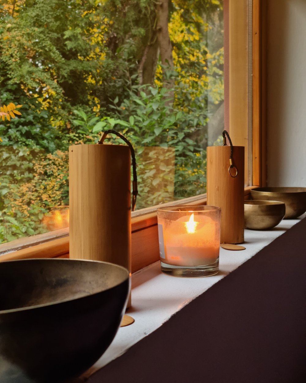 Espacio de sesión con velas y cuencos